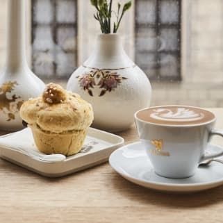 Frühstücksmuffin und Heimbs Cappuccino mit Latte Art