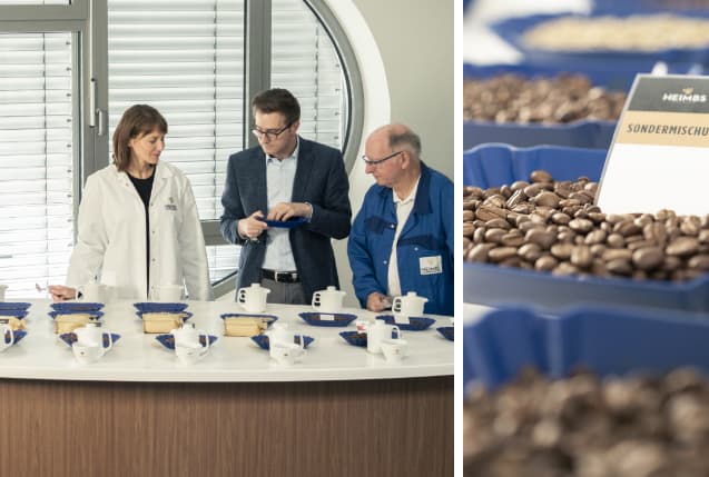 Heimbs Kaffeeproben werden von Qualitätsmitarbeitern verkostet - Heimbs Kaffeeproben in blauen Schalen